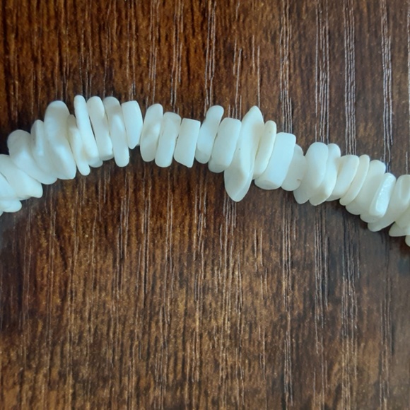 Chipshell Necklace - Picture 4 of 5